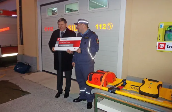 Jože Celin, direktor postojnske območne enote Zavarovalnice Triglav, je denar za nov defibrilator predal  predsedniku PGD Vrbovo Simonu Prosenu.