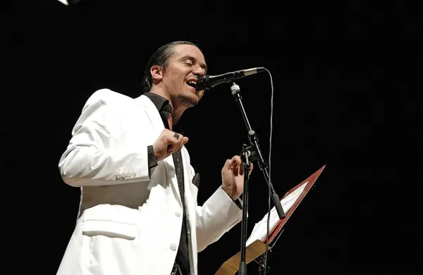 Mike Patton se ni mogel upreti niti čaru starih italijanskih 
popevk. Posledica tega je projekt Mondo Cane.