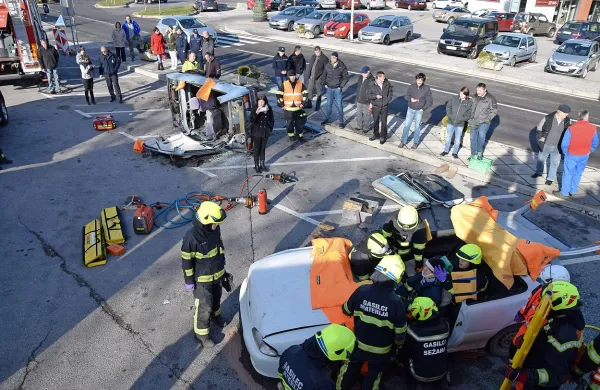 Gasilci so iz obeh avtov reševali ponesrečena voznika, tokrat 
na srečo le za vajo.