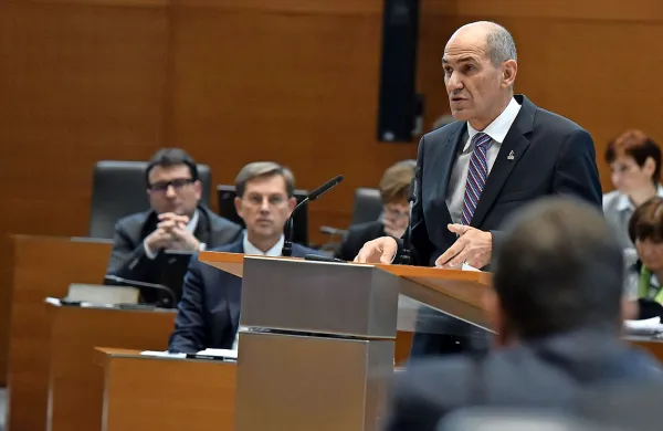 Državni zbor bo v današnjem delu redne seje, ki jo je začel v 
ponedeljek, obravnaval že drugo interpelacijo, ki so jo zoper 
ministrico za delo, družino, socialne zadeve in enake možnosti Anjo Kopač Mrak vložili v SDS. 