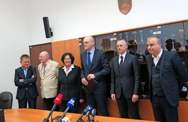 Z leve odvetnik Franci Matoz, Ivan in Franja Šilih, minister 
Goran Klemenčič ter odvetnika Andrej Kac in Janez Starman, 
ki je bil mediator v tej zadevi. 