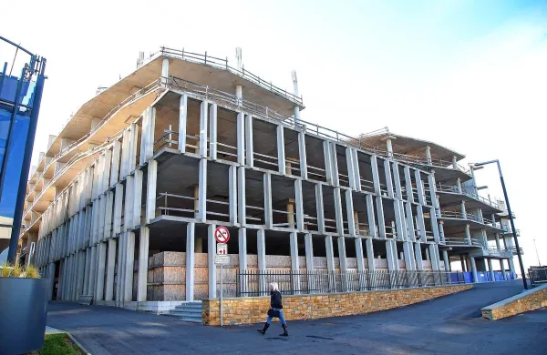 Projekt za upravno središče v nedokončanem objektu Solis na Bonifiki še vedno  čaka na 
dogovor med državo in Heto.   