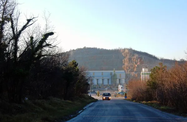 Kamnolom Mali Medvejk ob cesti Sežana-Vrhovlje je danes 
kupil P.G.M. inženiring Sežana, ki ima v kamnolomu tudi 
separacijo (na fotografiji valjasti objekti v sredini). 
