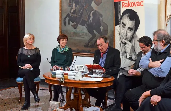 Martina Gamboz (levo) je interpretirala poezijo in prozo  Milana Rakovca (v sredini), o njegovem delu   so spregovorili (z leve) 
Laura Marchig, Jasna Čebron, Neven Ušmović in Ervin Hladnik Milharčič, program pa je povezala Irena Urbič.  