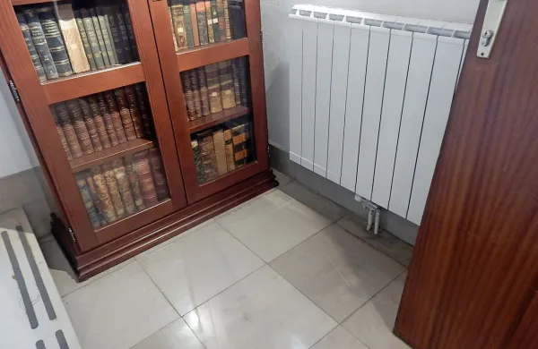 Prav na tem mestu je čistilka našla možakarjeve iztrebke.