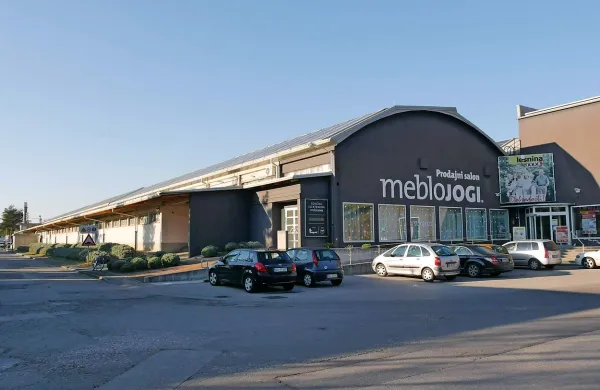 Na prvi dražbi leta 2013 so bili prostori Mebla Jogi naprodaj 
po izklicni ceni 5,1 milijona evrov, včeraj za 1,3 milijona evrov. 
Kupnina pa je bila precej višja.