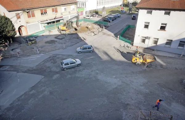  Središče Dobrovega je prekopano. Obljubljajo, da bodo dela 
končana sredi februarja. 