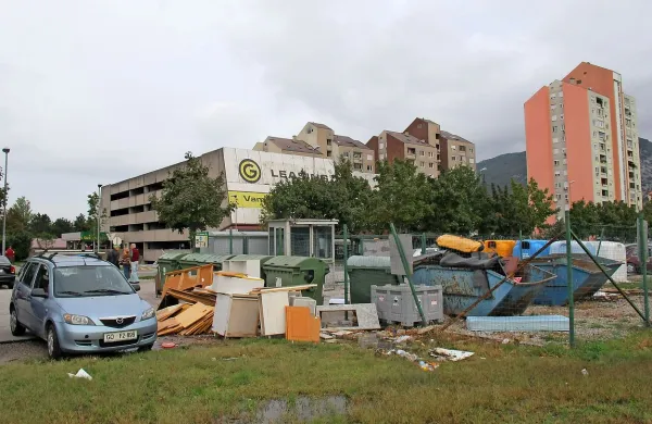 Vsaj odlaganje kosovnih odpadkov bi morali urediti drugače, soglaša večina. 