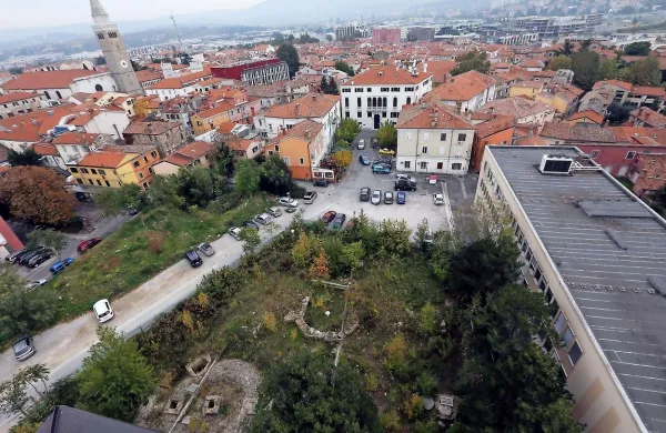 Za gradnjo garaže pod Muzejskim trgom bo koprska občina 
denar iskala tudi v Evropi. 