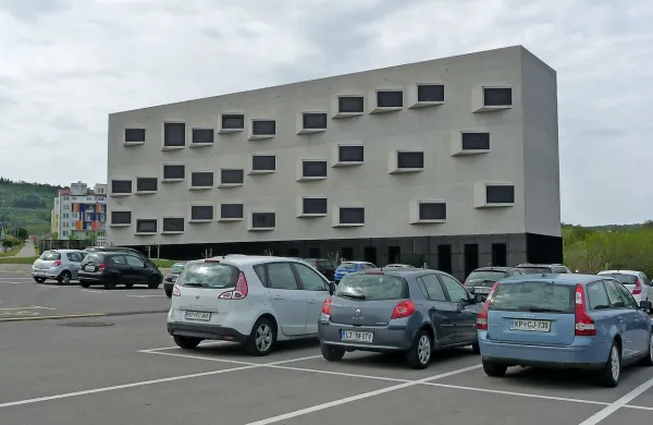 Državno pravobranilstvo trdi, da Univerza na Primorskem 
državnega denarja za kampusa Livade (na fotografiji) in  
Sonce  ni porabila, kot bi morala, zato zahteva denar nazaj. 
Univerza očitke zanika. 