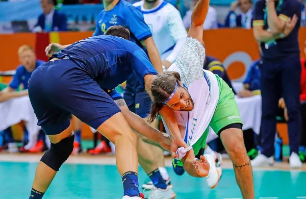 Dean Bombač (z žogo v ospredju) zaradi poškodbe ne bo 
začel reprezentančnih priprav v Zrečah, Uroš Zorman (v 
ozadju) pa bo imel poseben status. 