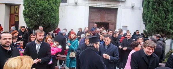 Pravoslavni verniki so se ob visokem obisku množično zbrali pred cerkvijo sv. Marte na Giordanovem trgu. 