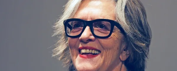 Slavenka Drakulić: “Kadar se pogovarjam z mladimi, me vselej sprašujejo, kako prideš do 
tega, da pišeš. Pravim jim: ne pišite, če ne čutite, da to morate početi. Kajti je muka, priganja te 
k delu, k pisanju, v zameno pa dobiš malo več kot nič.”