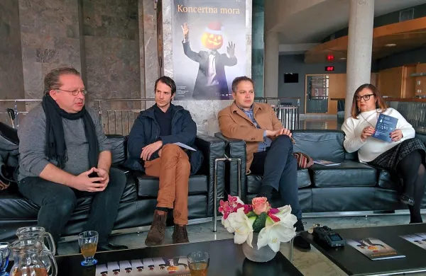 Nad zadnjo koprodukcijo v letu 2016 so navdušeni (z leve) režiser Jaša Jamnik, igralec Peter 
Harl, dirigent Simon Perčič in direktorica SNG Nova Gorica Maja Jerman Bratec. 
