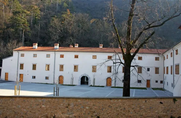 Univerza v Novi Gorici je  prevzela v upravljanje celoten 
dvorec Lanthieri sredi Vipave. V njem bo v novem šolskem 
letu začela delovati Fakulteta za znanosti o okolju, tja se bodo 
preselili tudi laboratoriji za raziskave v okolju. 