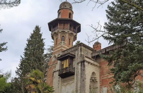 Ker se ni našel junak, ki bi propadajočo neoislamsko lepotico 
obnovil, naj bi jo zdaj skušali prodati na dražbi.