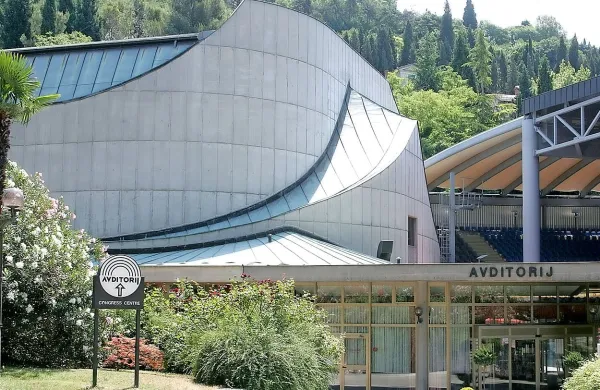 Neznanec je včeraj ponoči vlomil v portoroški Avditorij.