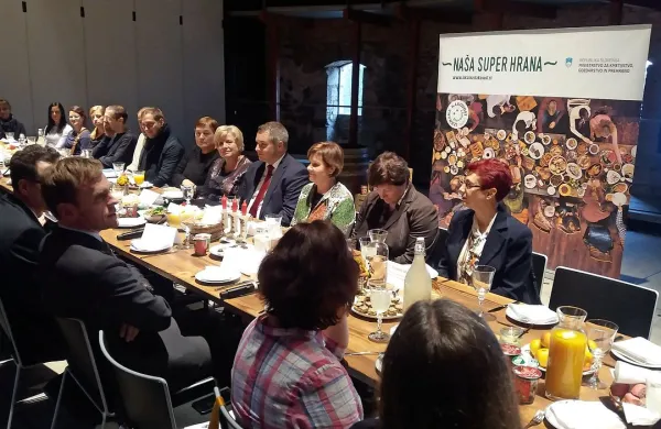 Pridelovalci in predelovalci hrane so se dogovorili o kriterijih 
za certificiranje  in delitvi stroškov za promocijo. Ta zgodovinski trenutek so včeraj predstavili za mizo, polno domačih dobrot.  
