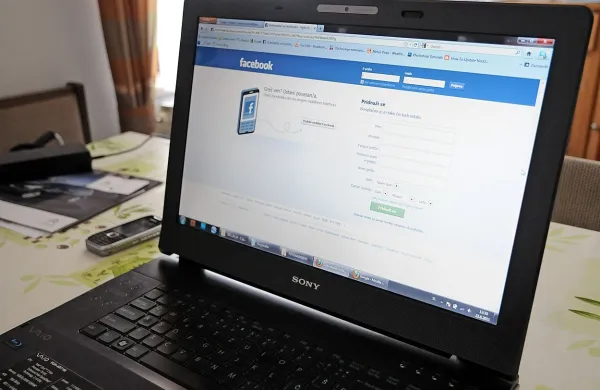 Upravljavci družbenega spletnega omrežja Facebook bodo v 
sodelovanju z legitimnimi mediji in organizacijami za preverjanje dejstev sporne novice označili.