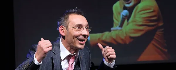 Tadej Toš: “Komedija je nenehno v gibanju. Pride, 
pove in odide. Mora iti, še posebej, če kaj takega 
reče. Takrat gre malo hitreje, morda pove kaj kar 
med potjo.”