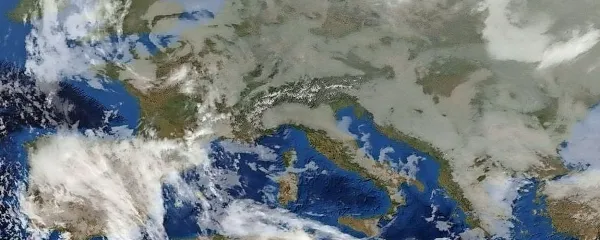 Nad večjimi delom Evrope vztraja solidno anticiklonsko 
območje, nad Marokom, Alžirijo in južnimi predeli Španije pa 
nastaja ciklon.

