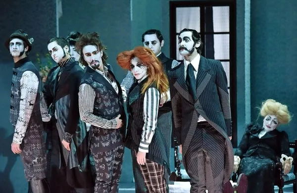 Slovensko praizvedbo  bizarne operete Peter Kušter  odlikujejo tudi kolektivni prizori. 