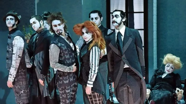 Slovensko praizvedbo  bizarne operete Peter Kušter  odlikujejo tudi kolektivni prizori. 