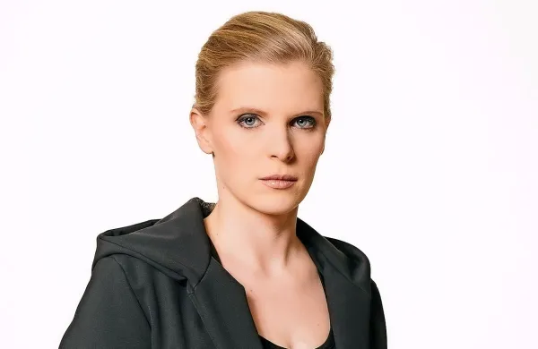 Maruša Majer v filmu Avtošola režiserja Janeza Burgerja