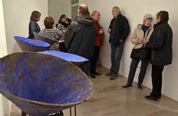  Karel Pavlinc svoje objekte  ustvari na lončarskem vretenu.  