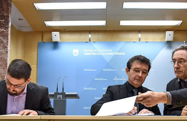 Dokazali so, da so kljub različnim pogledom sposobni 
sklepati kompromise, je ob parafiranju dogovora dejal minister Boris Koprivnikar (drugi z desne). 