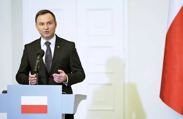Predsednika države Andrzeja Dudo so  protestniki  pozivali, 
naj ne podpiše spornih zakonov.