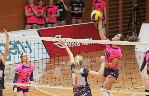 Za Gen-I Volley je tokrat največ točk (13) dosegla Sara Djukić 
(z žogo).