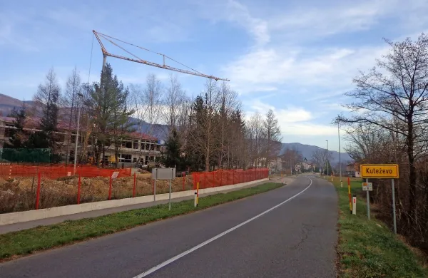Kuteževo se oskrbuje z vodo iz lokalnega vodnega zajetja.  Prebivalci se pritožujejo, da je, zlasti v hišah blizu zajetja, voda 
preveč klorirana. Glavni razlog za to pa je šola, ki poleti vode skoraj ne rabi, a  prav tam inšpektorji jemljejo vzorce.  