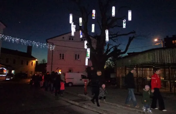 Lampijoni krasijo kostanj v središču mesta.