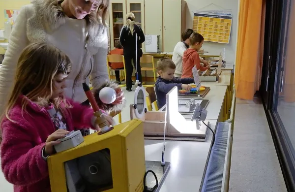 Hiška eksperimentov potuje po šolah in navdušuje mlade za 
znanost.