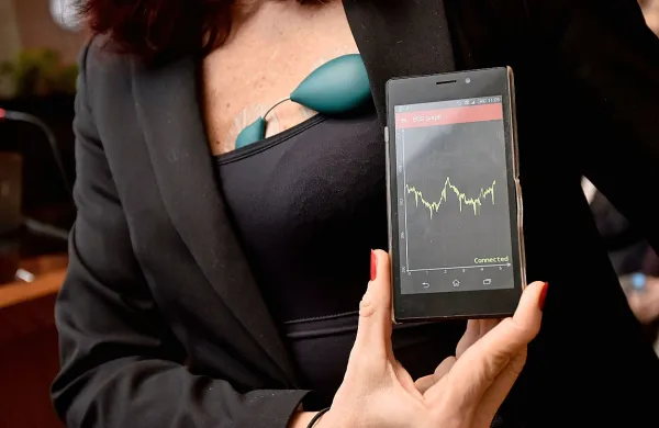 Napravico se pritrdi na kožo s pomočjo standardnih samolepljivih elektrod. Izmerjeni EKG se preko brezplačne 
mobilne aplikacije prikazuje in shranjuje v uporabnikovem 
pametnem telefonu za kasnejšo natančnejšo obdelavo.