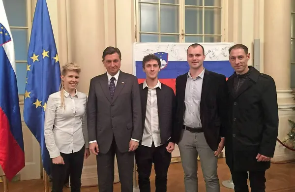  Sprejema pri predsedniku Borutu Pahorju so se udeležili (z 
leve) evropska podprvakinja v spustu Monika Hrastnik, 
svetovni prvak v štiri krosu Mitja Ergaver, predsednik Aljaž 
Kodrič ter  športni direktor in nekdanji predsednik Črnega trna 
Klavdij Blažko.
