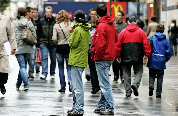 V Avstriji razmišljajo, da bi stopnjo brezposelnosti zmanjšali z 
uvedbo šestega tedna dopusta in skrajšanjem delovnika na 
36 ur tedensko pri nespremenjeni plači.