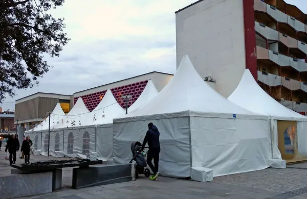 Šotori na Bevkovem trgu že čakajo na stojnice s knjižnimi 
novostmi. 