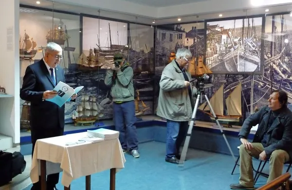 V soboto so v Muzeju Parenzana pripravili še zadnji dogodek, 
dr. Ećimović (stoji) je predstavil svojo knjigo.