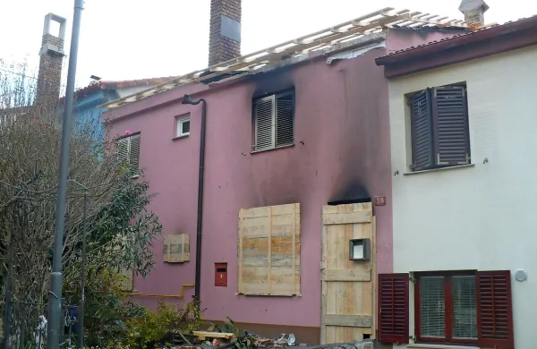 Stavba na Rozmanovi ulici je po požaru povsem neuporabna.