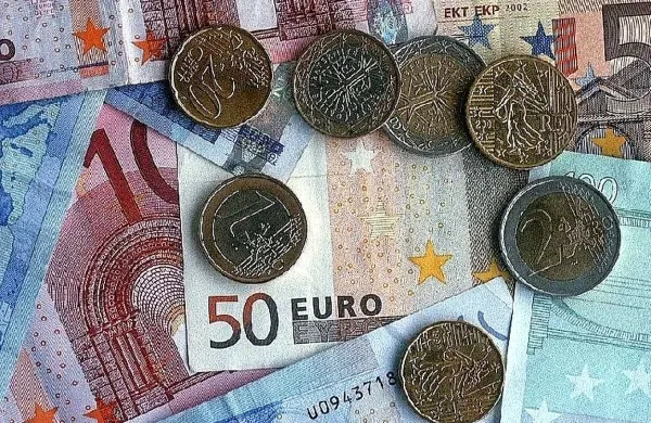 Obsojena zaročenca sta Koprčana napadla in mu vzela 104 
evre. Sodnica je vsakemu prisodila po leto dni zapora. 