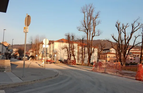Največja postojnska naložba v prihodnjem letu bo v oskrbo  s 
pitno vodo, saj je zanjo v proračunu  predvidenih skoraj devet 
milijonov evrov. Novembra so se začela dela v tem sklopu 
tudi na Ljubljanski  cesti v Postojni, kjer bodo zapore zaradi 
del  predvidoma do  marca. Bodo pa hkrati z vodovodom  v tla 
položili  še fekalno kanalizacijo in električne kable. 