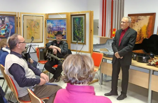 “Zame je to  pomemben dan,” je na otvoritvi razstave poudaril  
Jože Šajn (desno).  