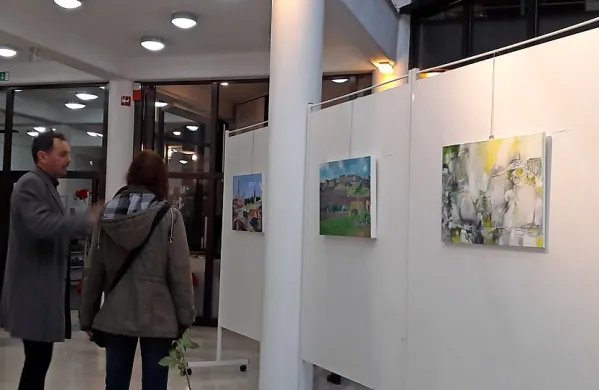 Na  platnih se skozi  aktualno tematiko kraškega prostora zrcali občutek družbene zavesti.