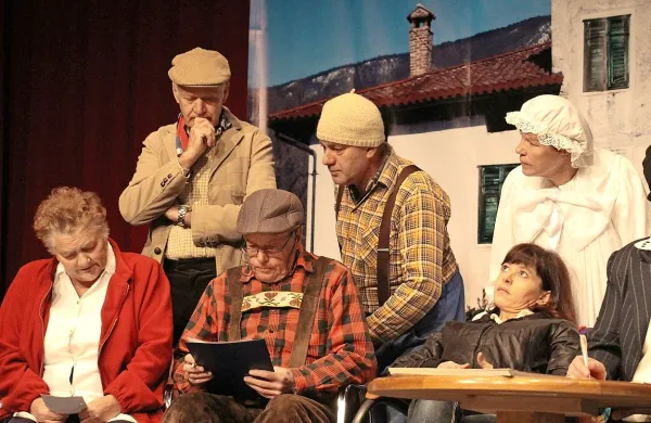 Za novo predstavo so si nekatere kostume  izposodili v novogoriškem gledališču.