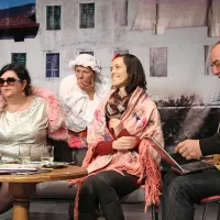 Zgodba je enaka izvirni, posegli so le v besedilo in ga  priredili   današnjemu času. 
