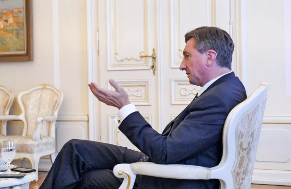 Predsednik republike Borut Pahor je v pogovoru za Radio 
Slovenija napovedal, da bo prihodnje leto znova kandidiral. 