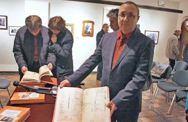 Urednik knjige Janko Vodopivec  Čebelarski  zapiski dr. Borut 
Koloini ocenjuje, da bodo Vodopivčevi zapiski navdušili 
čebelarje in širšo javnost.