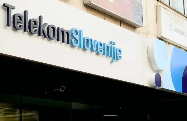 Telekom Slovenija ima po novem  v lasti 66 odstotkov družbe 
Antenna TV SL, ki izdaja televizijski program Planet TV in je v 
prisilni poravnavi.